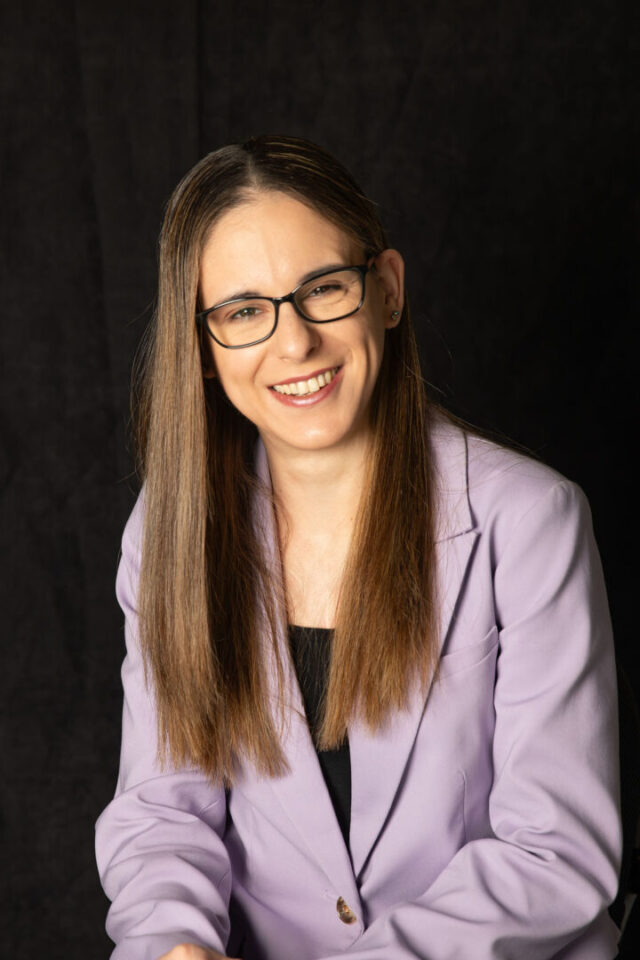 Steph Travers headshot